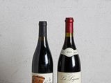 deux bouteilles de vin posées sur une table en bois