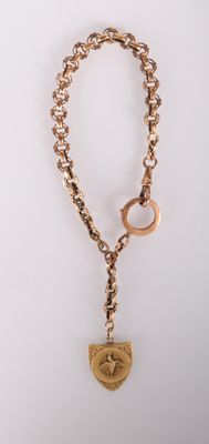 lustre avec une chaîne dorée et une breloque dorée sur fond blanc