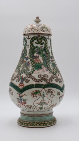 SAMSON - Pot couvert en porcelaine à décor polychrome de scène an...