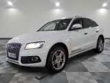 l'audi suv blanc est garé sur un carrelage à carreaux