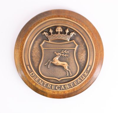 une image représentant une plaque sur laquelle figurent un cerf et une couronne