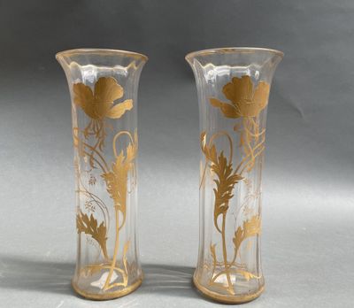 deux vases ornés de motifs dorés sur un fond gris