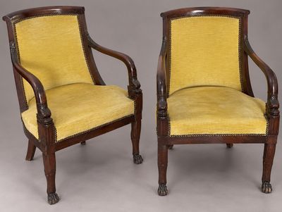 une paire de chaises anciennes avec un revêtement jaune, revêtement jaune, revêtement jaune, revêtement jaune, revêtement
