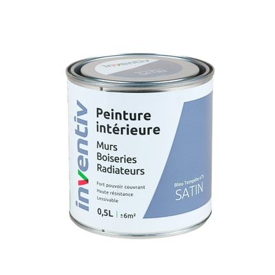 le pot de peinture est posé sur une surface blanche