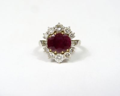 BAGUE à entourage en or gris 750 ‰ ornée au centre d'un rubi…