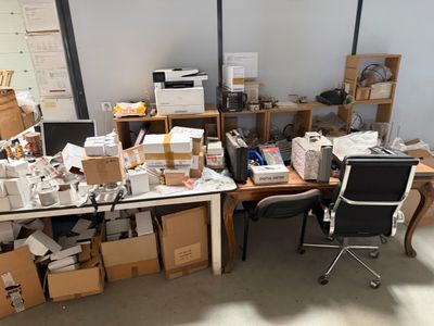 un bureau sur lequel sont posées de nombreuses boîtes