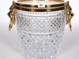 un seau à glace ancien en cristal taillé, orné de bordures et de poignées dorées
