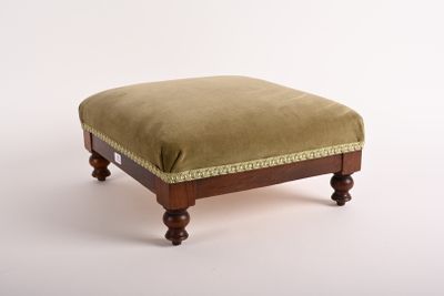 une image représentant un repose-pieds surmonté d'un coussin