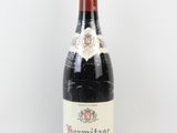 une bouteille de vin posée sur une table