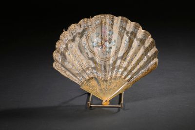 une image représentant un objet en forme de coquillage posé sur un socle, sur une surface noire
