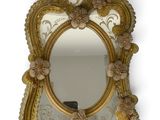 un miroir accroché au mur de la pièce