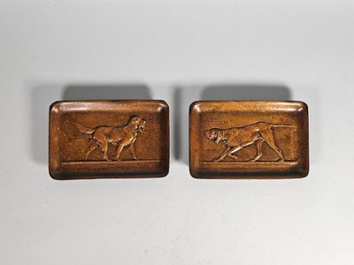 une paire de boutons de manchette anciens en bronze représentant un chien et un chat
