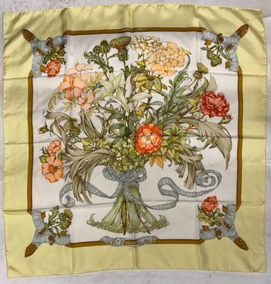 un foulard carré orné d'un bouquet de fleurs