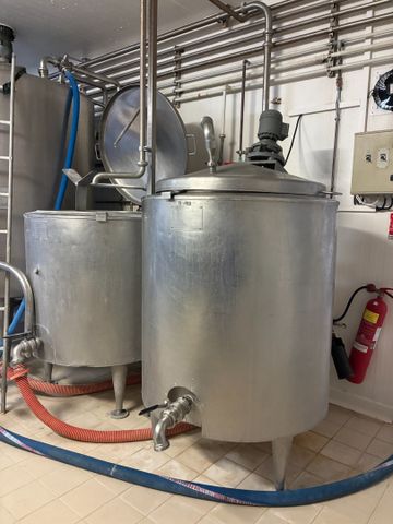 Unité de production : deux cuves inox pour caillage de 600 litres...