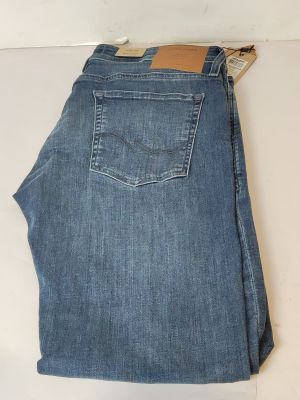 l'arrière d'un jean suspendu à un cintre