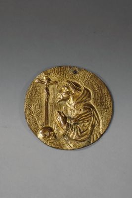 un gros plan d'une pièce d'or sur laquelle figure un squelette