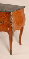 Commode sauteuse de forme galbée toutes faces, en bois de pl… (photo 5)