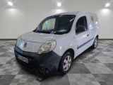 la photo d'une petite camionnette blanche garée dans un garage
