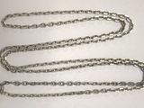 trois morceaux de chaîne en argent sur un fond blanc