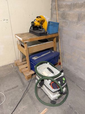 une petite table sur laquelle sont posés des outils, dans un coin d'une pièce
