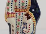 figurine en céramique représentant une femme tenant un enfant dans ses bras