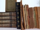 plusieurs vieux livres sont empilés sur une table