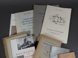 plusieurs livres sont empilés sur une table