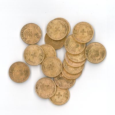 une pile de pièces d'or sur une surface blanche
