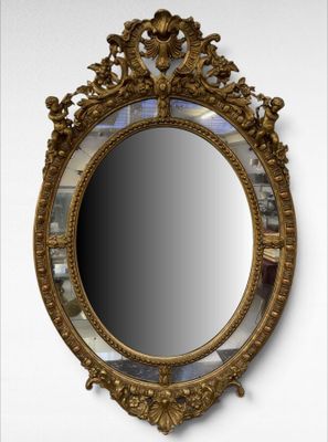 une image représentant un miroir au cadre doré accroché au mur