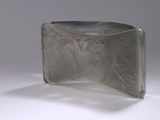 bloc de verre translucide représentant une femme et un cheval