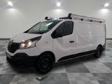 la photo d'une camionnette blanche garée dans une pièce