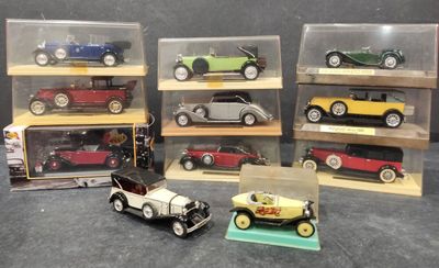 six modèles réduits de voitures différents dans une vitrine