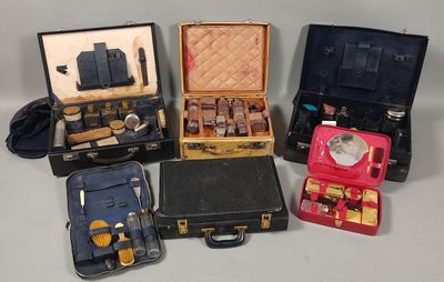 quatre valises contenant divers objets, posées sur une table