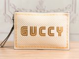 la pochette Gucci blanche et dorée, sur laquelle est imprimé le mot « Gucci »