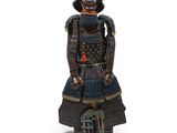 une statue représentant un samouraï avec un casque et un sabre