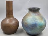 deux vases posés l'un à côté de l'autre sur une table