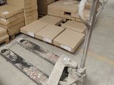une palette posée à même le sol dans un entrepôt