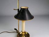 une lampe munie d'un abat-jour noir