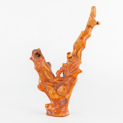 une sculpture orange représentant une branche d'arbre sur laquelle est perché un oiseau