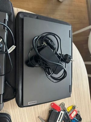 deux ordinateurs portables posés sur une table