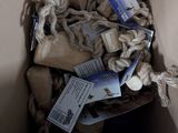 une boîte en carton remplie d'un tas d'objets