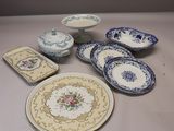beaucoup d'assiettes et de bols sur la table