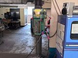 une machine qui se trouve à l'intérieur d'un bâtiment