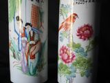 deux vases ornés de motifs asiatiques, posés sur une étagère