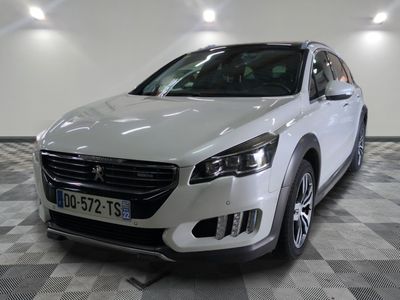 une voiture blanche garée sur un sol à carreaux