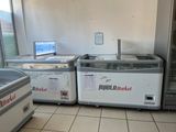 Plusieurs machines à glaces sont alignées dans un magasin