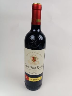 une bouteille de vin posée sur une table
