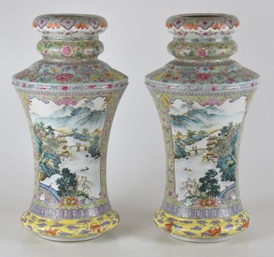 paire de vases chinois ornés d'une scène de paysage peinte