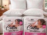 deux oreillers posés côte à côte sur un lit dans une chambre à coucher
