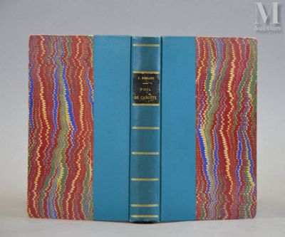 un vieux livre à la couverture bleue posé sur une table